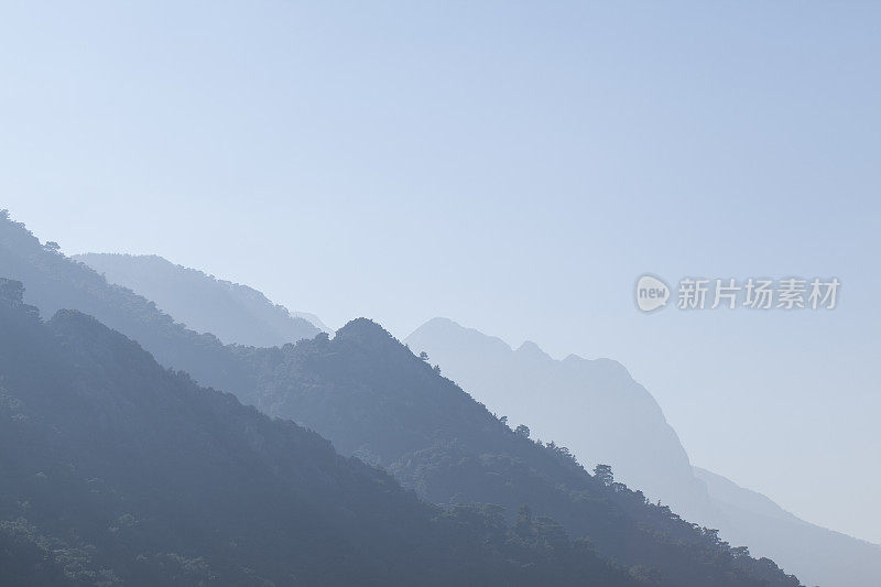 三个色调山