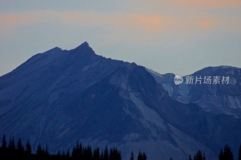 火山口冰川黄昏