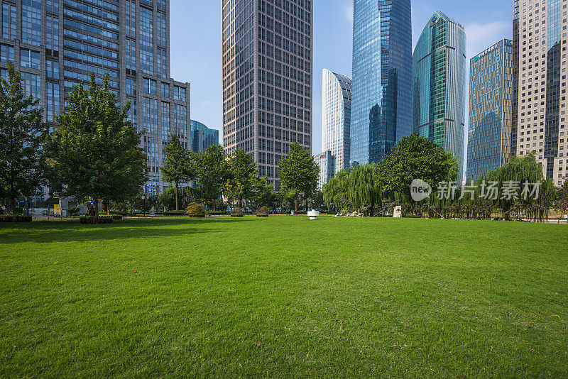 以现代建筑为背景的上海城市公园