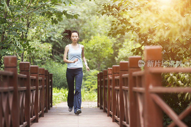 年轻的亚洲妇女在户外运动