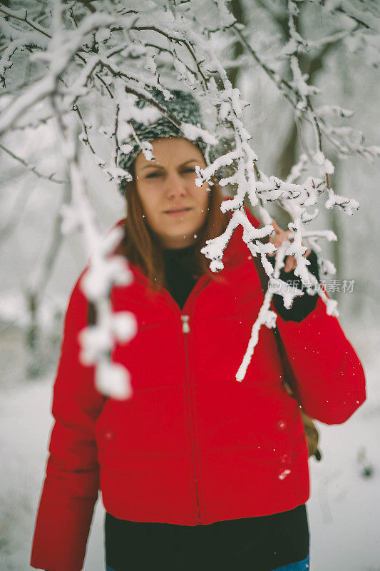 冬季运动活动。女徒步旅行者背包和雪鞋在雪地上的雪鞋