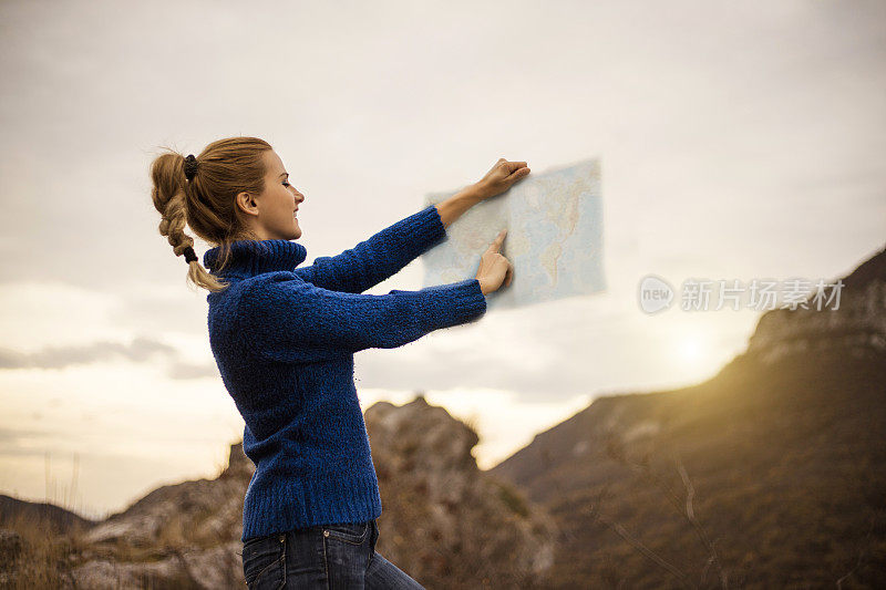 旅行者用地图搜索她的路