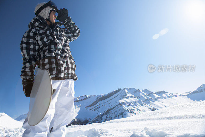 男性滑雪运动员望着太阳