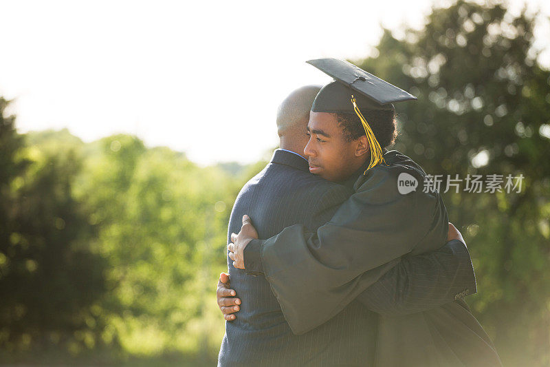 非裔美国人父亲和儿子在毕业典礼上