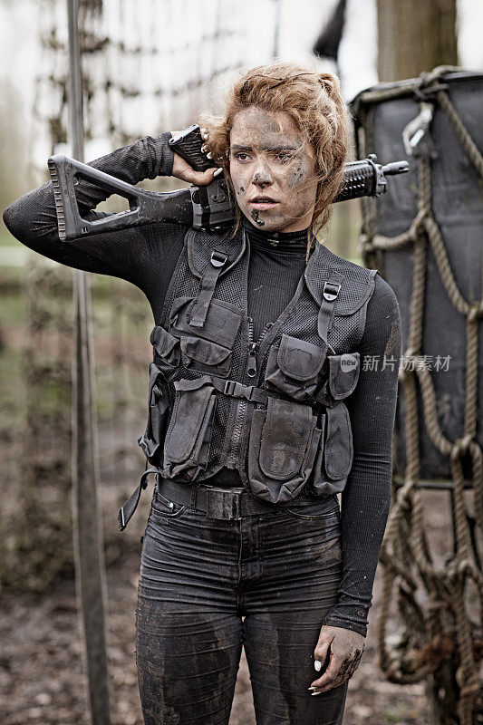 年轻美丽的女战士在树林里拍摄军事