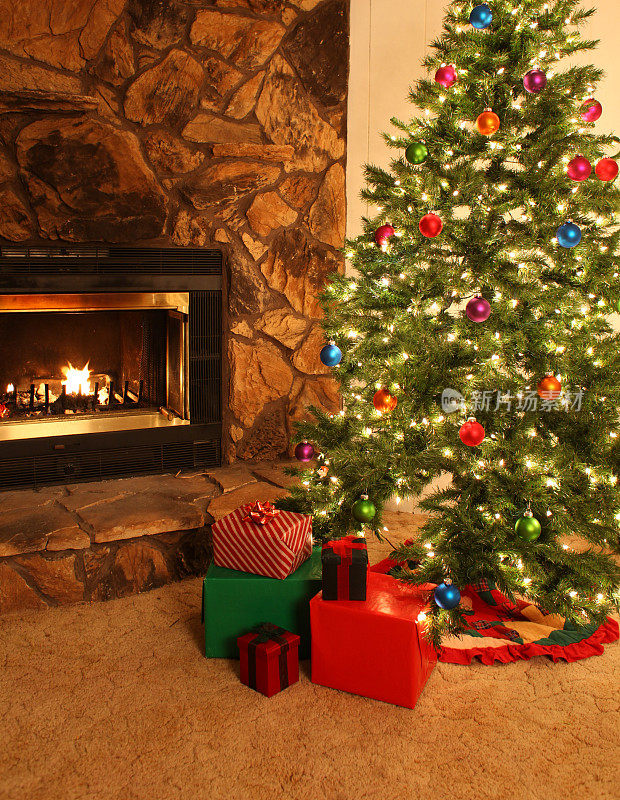 圣诞树和壁炉