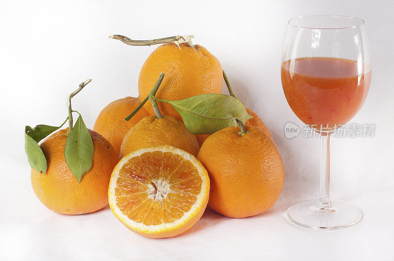 白色背景上的橙子和橙汁