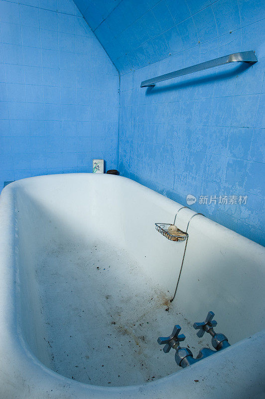 肮脏的浴室浴缸