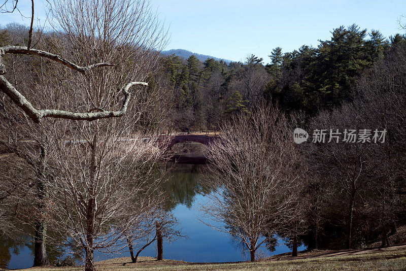 北卡罗莱纳州的冬季有湖、桥和树