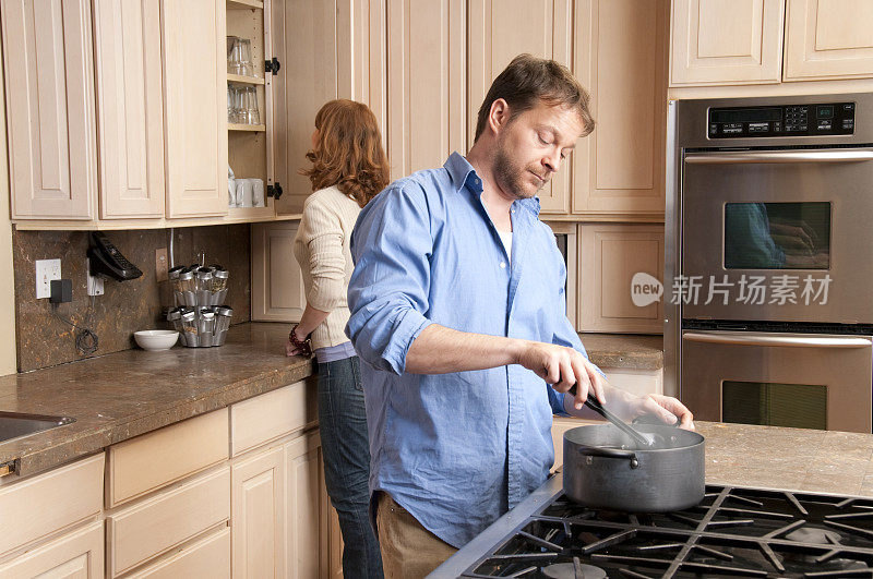 男人和女人在厨房做饭