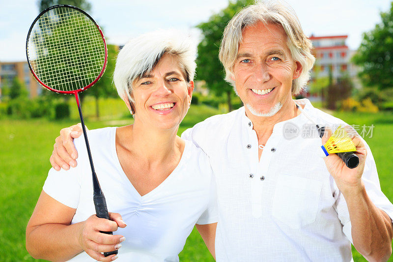 老年情侣打羽毛球