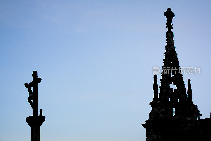 西班牙加利西亚的十字架石和墓地装饰。