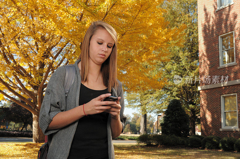 大学生在秋天发短信