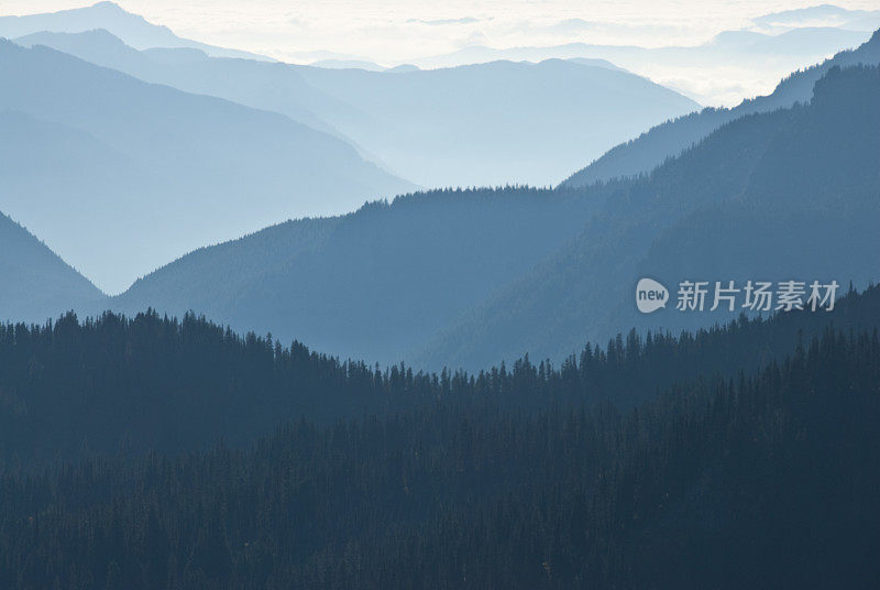 雾蒙蒙的山峰