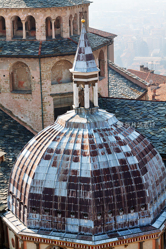 科莱奥尼教堂的屋顶