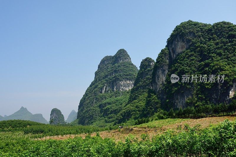 蓝天下的喀斯特山峰