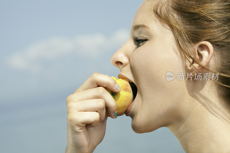 爱吃水果的女孩