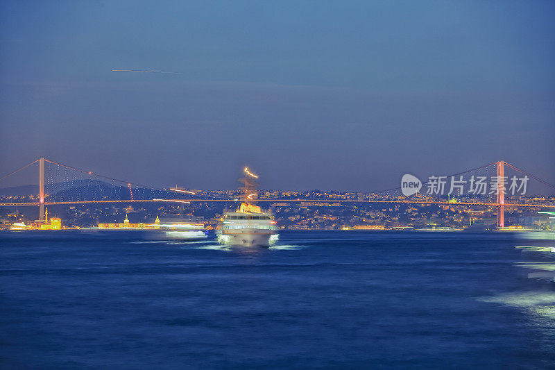 横跨博斯普鲁斯海峡的大桥