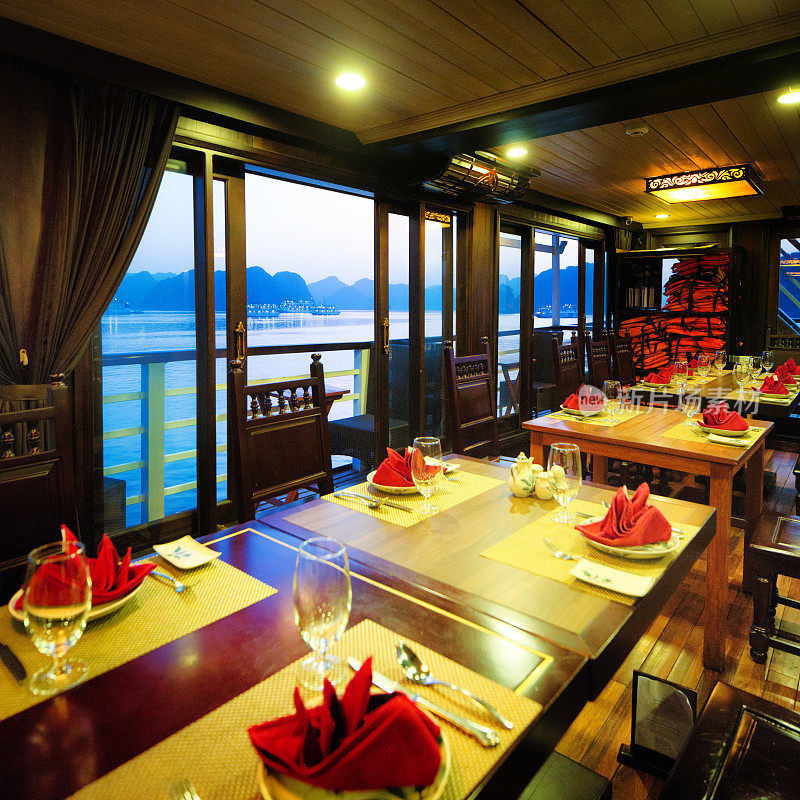 下龙湾风景如画的越南游轮餐厅