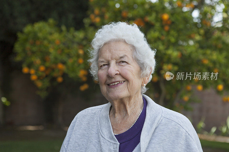 微笑的91岁老妇人