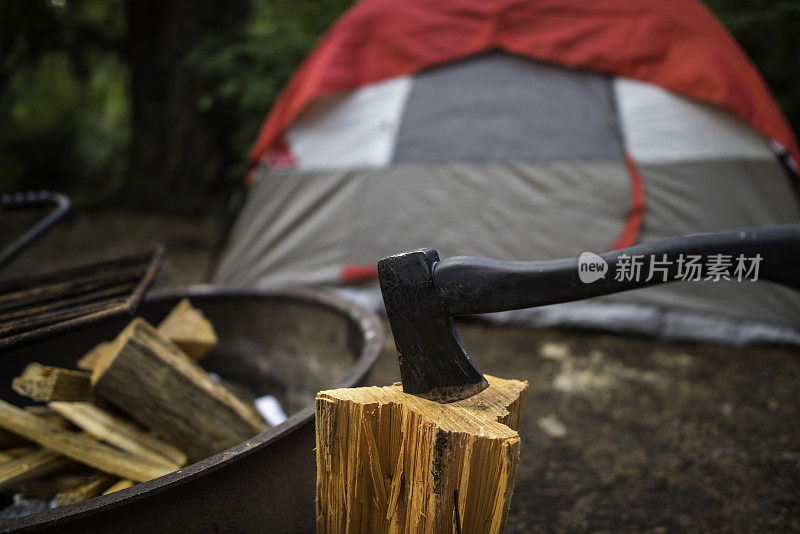 在露营地营火