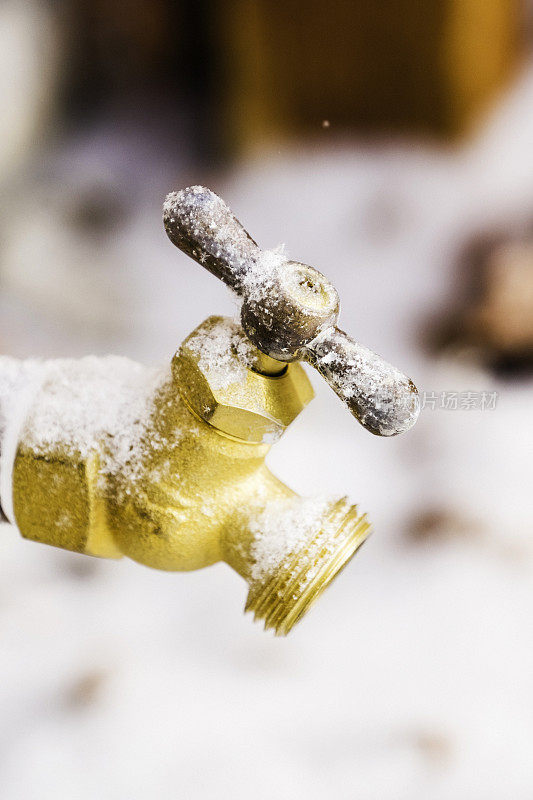 冰冻的户外水龙头上覆盖着雪花