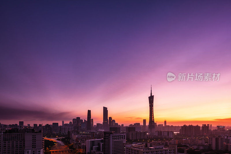现代城市的天际线和日落在广州
