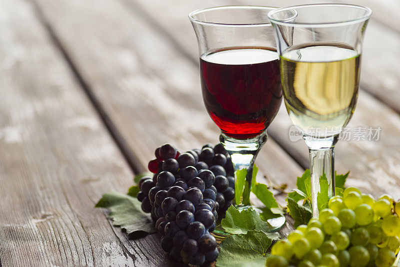 红葡萄酒和白葡萄酒与葡萄串