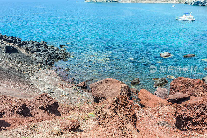 海景和美丽的红色海滩在圣托里尼，希腊