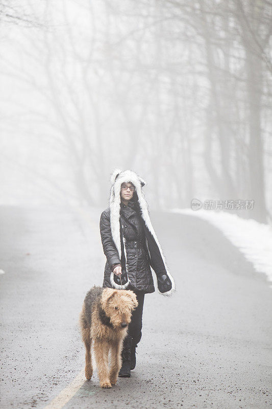 少女在雾霾中遛狗