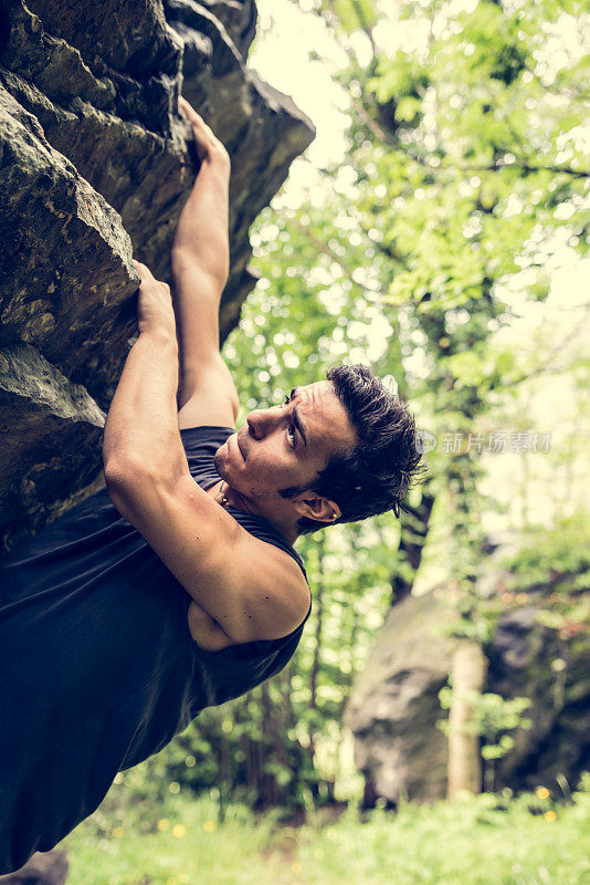 年轻人攀登巨石