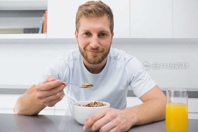 早餐吃麦片的快乐男人