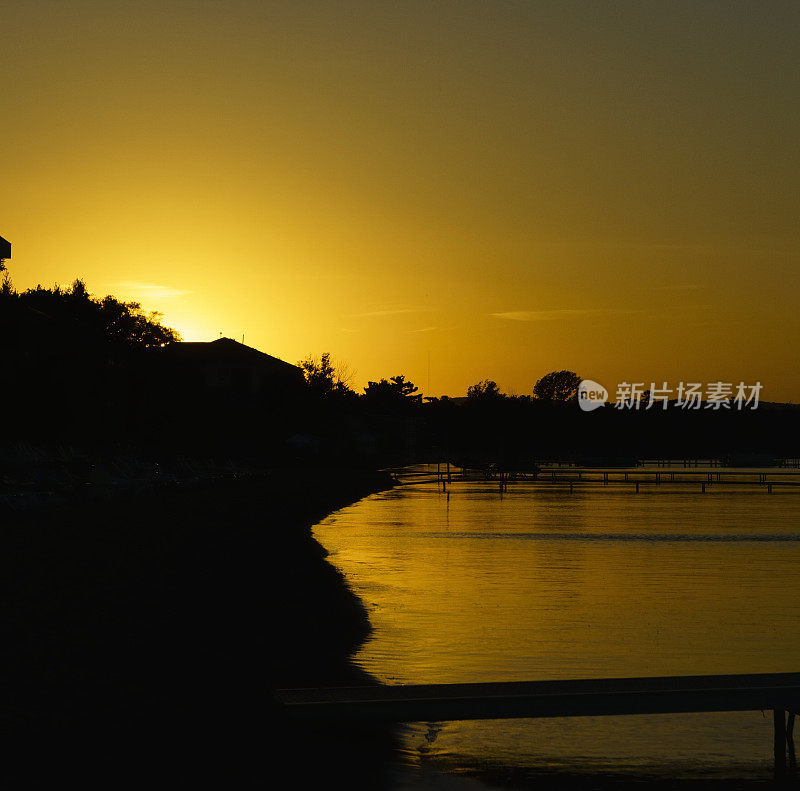 密歇根州特拉弗斯城海滩上的日落