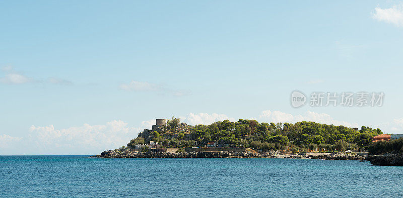 意大利巴勒莫蒙代罗海滩上的古老堡垒