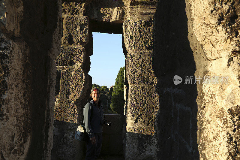 独自旅行者探索竞技场结构，普拉竞技场