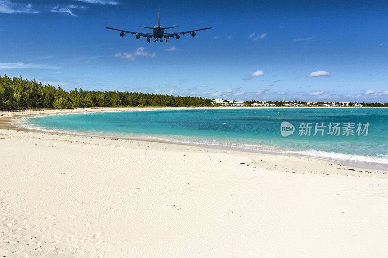 一架飞机在翡翠湾上空接近埃克苏马(巴哈马)