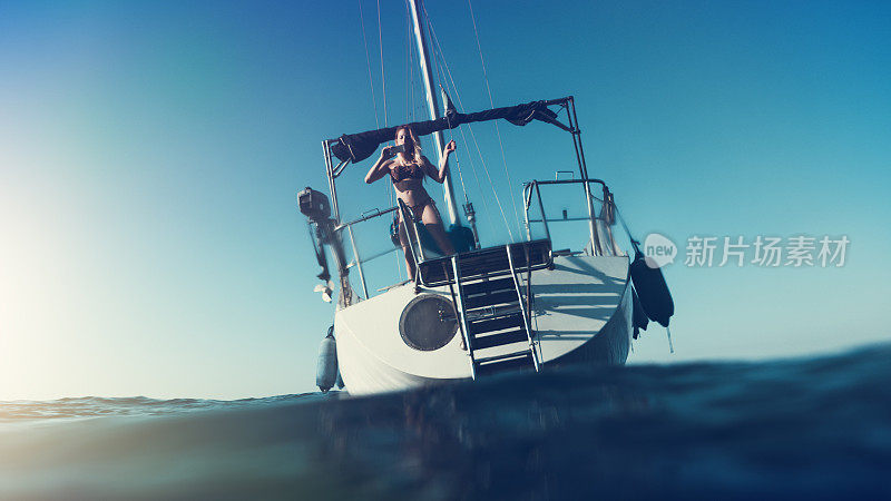 一个女人在游艇上拍照