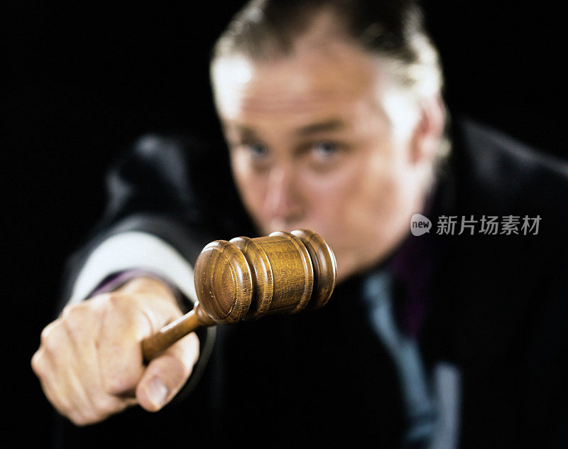 愤怒的法官举起木槌以示威胁