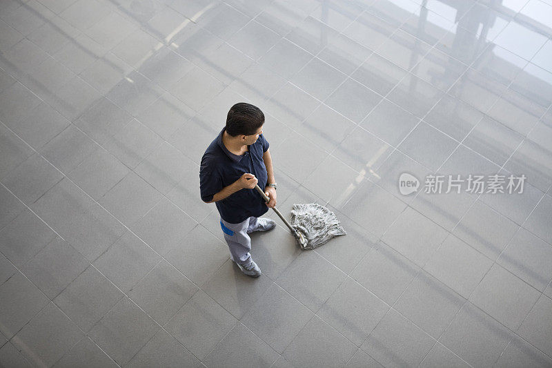 男人在打扫地板