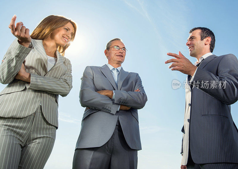 下面是商业人士对着天空讨论的画面。