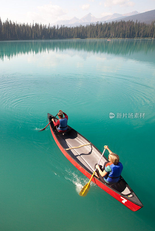 在翡翠湖上划独木舟