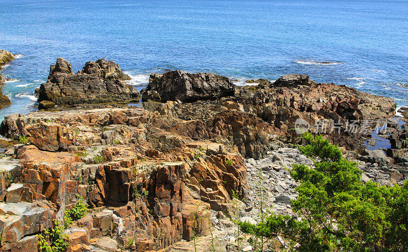 缅因州Ogunquit的边际路和海洋岩石景观，