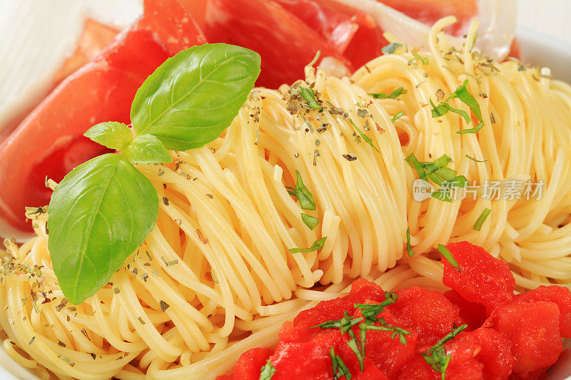 意大利面加番茄碎和帕尔玛火腿
