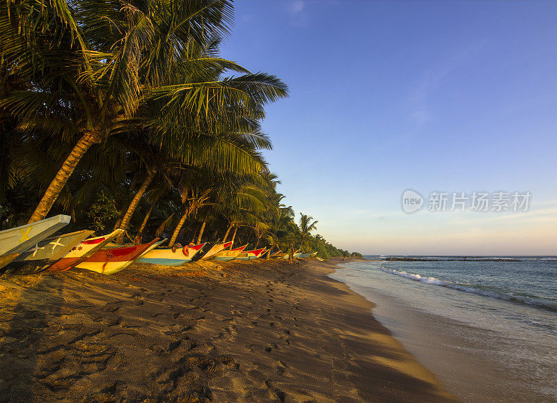 斯里兰卡的米瑞萨海滩上，夕阳西下