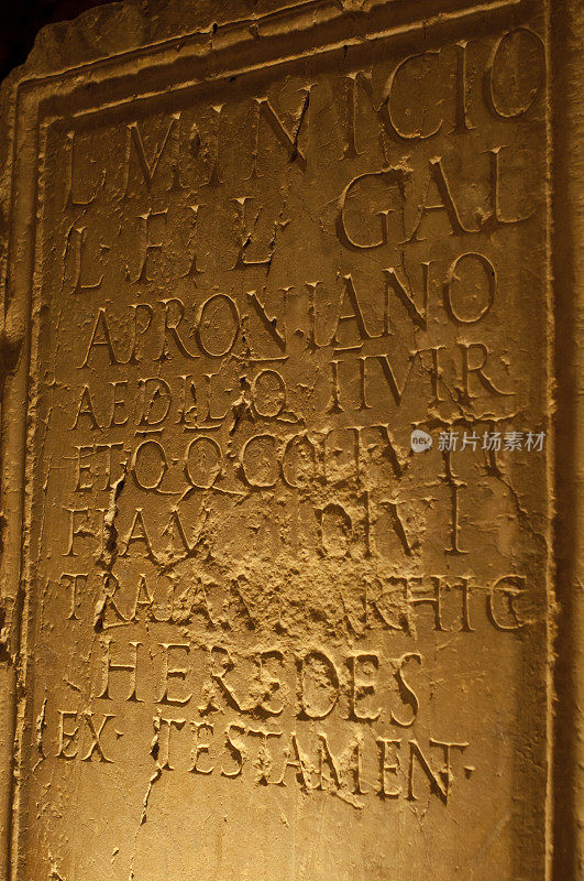 浮雕在石头上的罗马文字