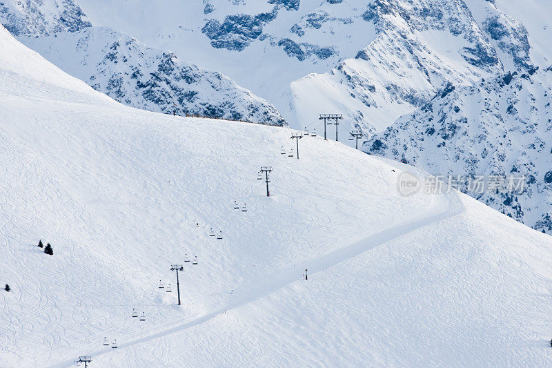 法国阿尔卑斯山的滑雪坡道