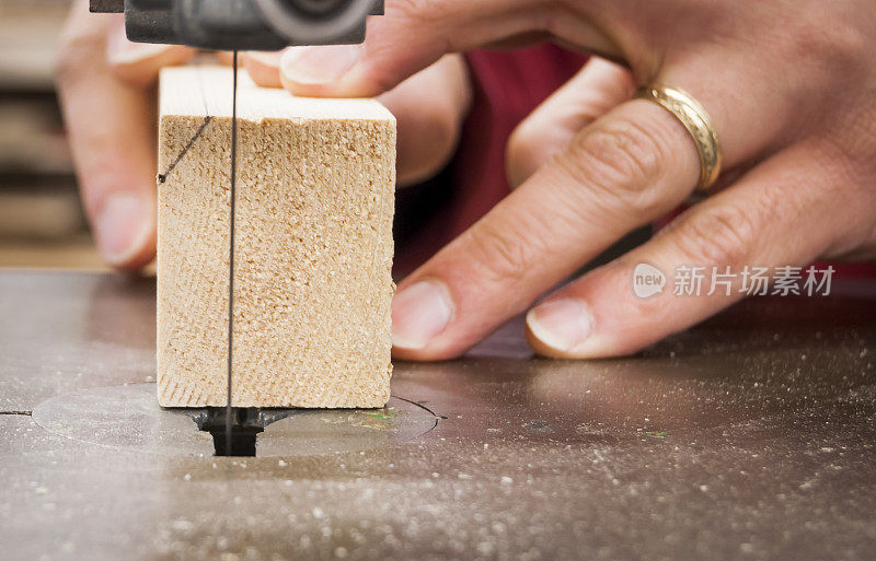 准备切割一块木头的带锯