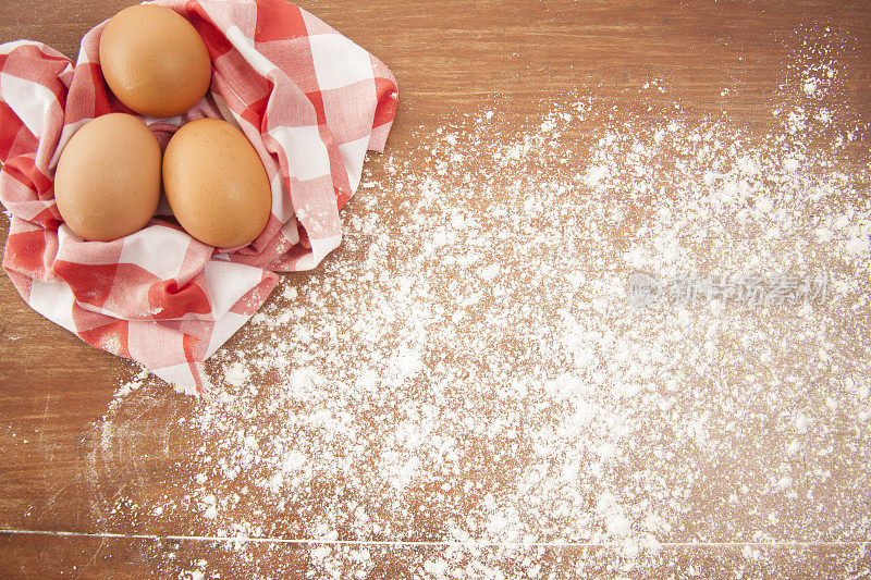 烘焙的概念。面粉，鸡蛋放在厨房柜台上。
