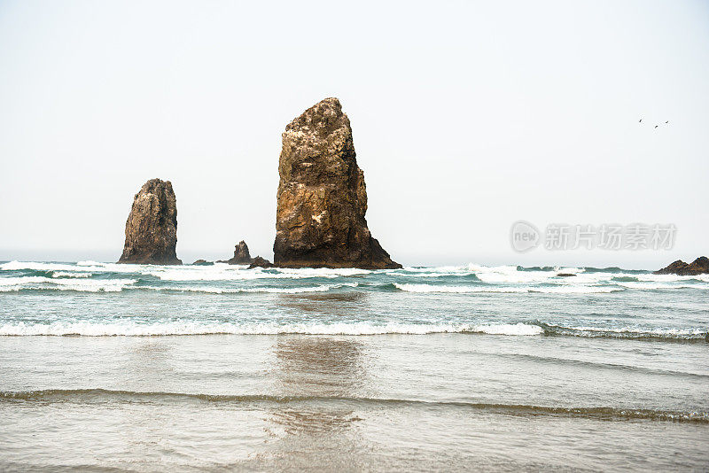 俄勒冈州的海滩岩石