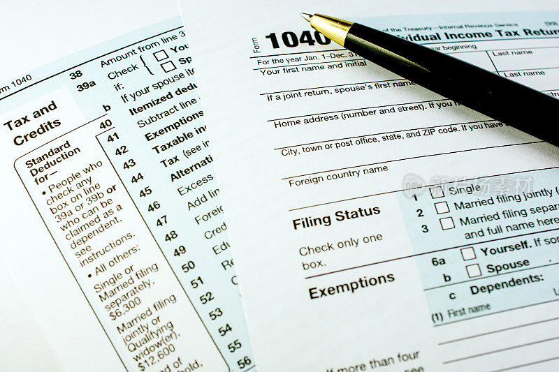 1040美国税收表格和钢笔特写